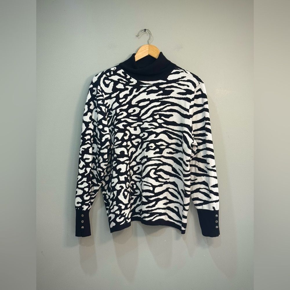 SALE! B/W Chico’s Animal Print Turtleneck Sweater Size 3 (16) EUC - Picture 3 of 7